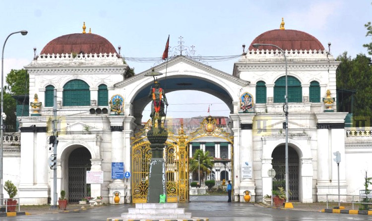 संघीय निजामती ऐनको माग गर्दै सिंहदरबारमा कर्मचारीको धर्ना