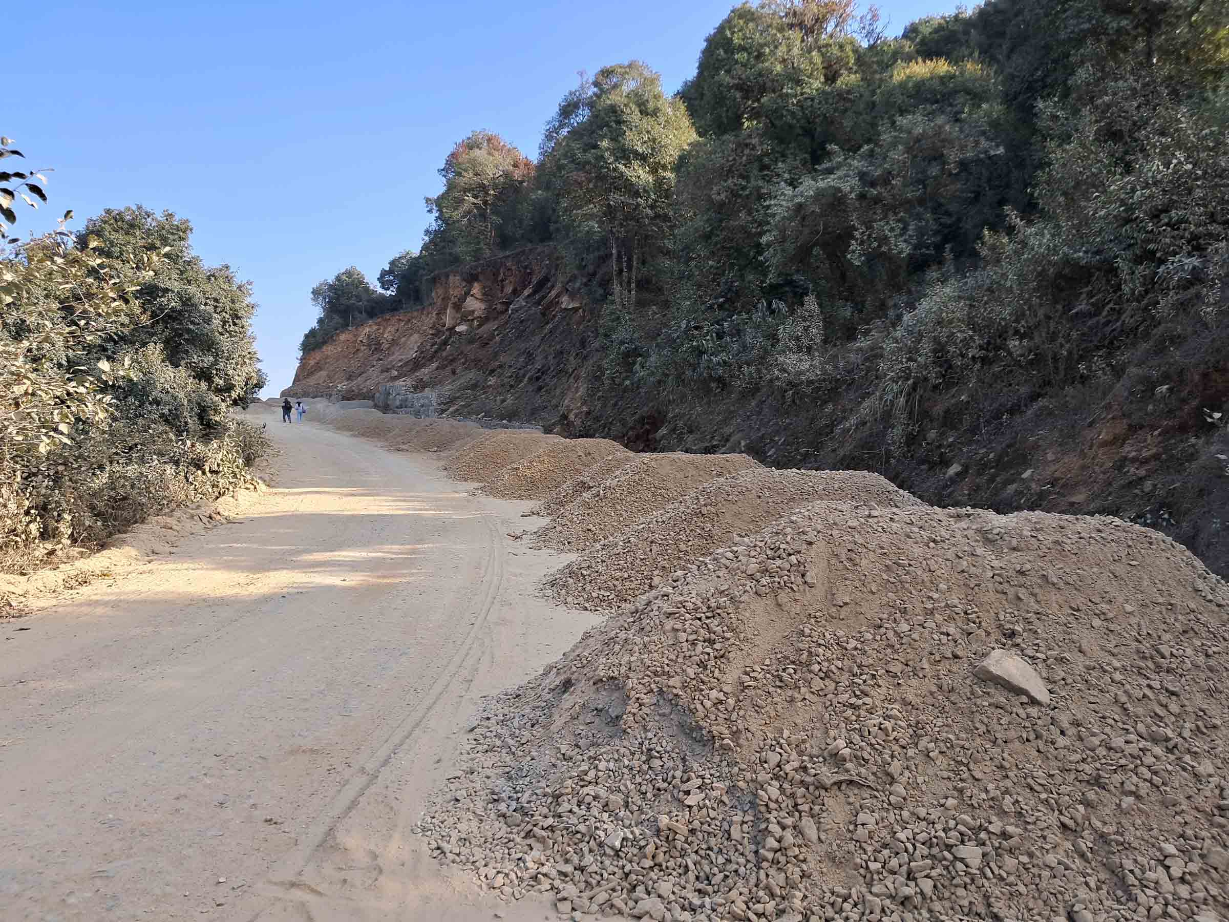 प्रमुख सचेतक राईको निरन्तर खबरदारीः आजबाट सडक मर्मत सुरु