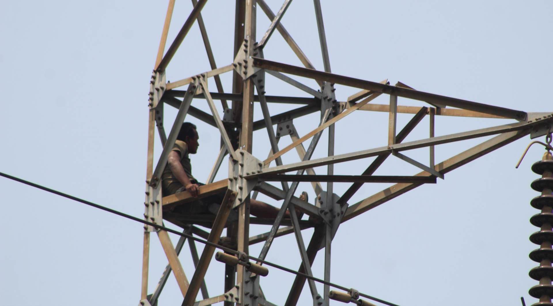 ११ घण्टापछि हाइटेन्सन लाइनको टावरबाट ओर्लिएका माझी प्रहरीको नियन्त्रणमा