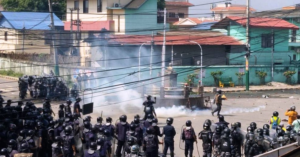 आन्दोलनकारी–प्रहरी झडपमा ५० जना घाइते