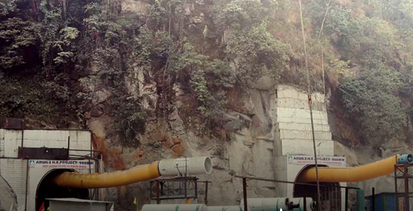 सुरुङभित्र ढुङ्गा खसेर अरुण तेस्रोमा कार्यरत मजदुरको मृत्यु