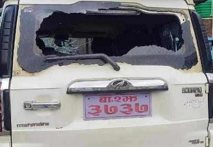 कोशी प्रदेशका पूर्वमन्त्री राना चढेको गाडीमाथि ढुंगामुढा