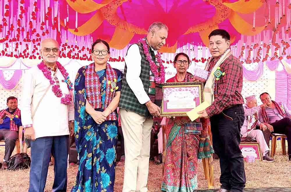 चार श्रष्टा सम्मानित