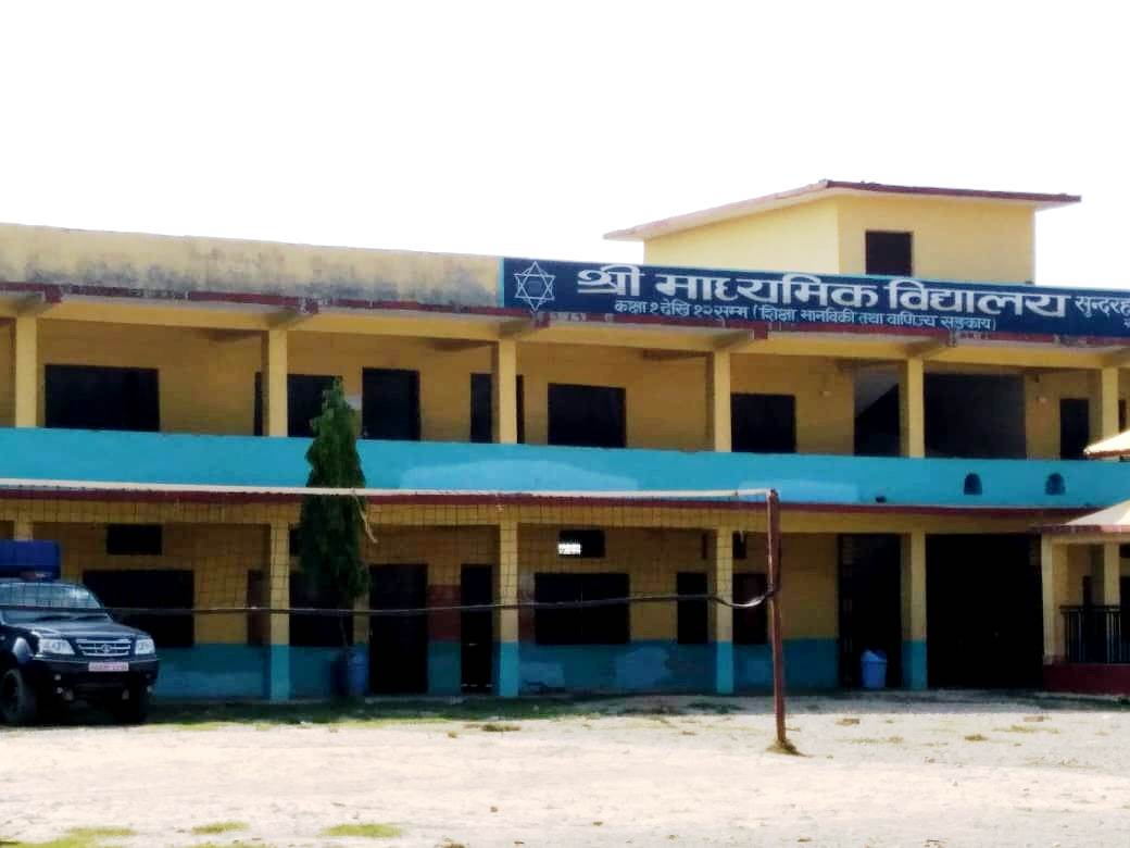 विद्यालयको शौचालयभित्र जलिरहेको अवस्थामा भेटिएका लेखापालको अवस्था गम्भीर