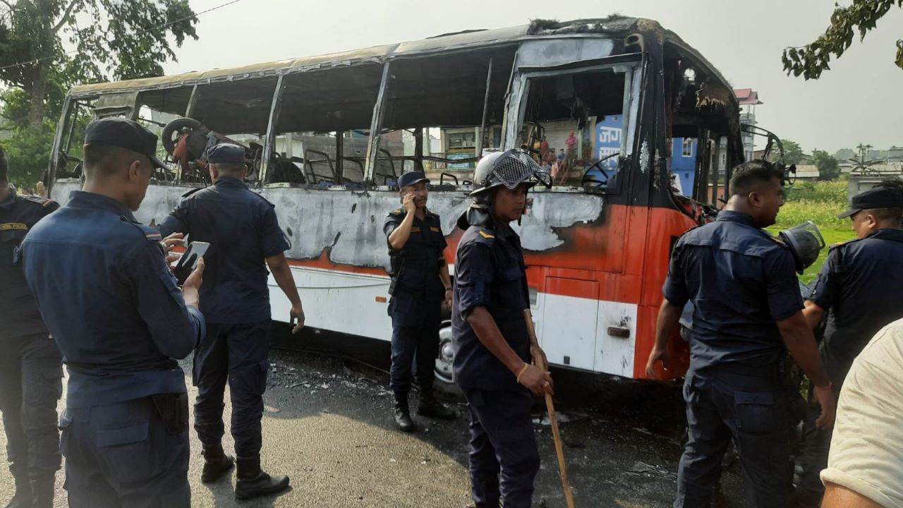 बसको ठक्करले स्कुटर चालकको मृत्यु, बसमा आगजनी