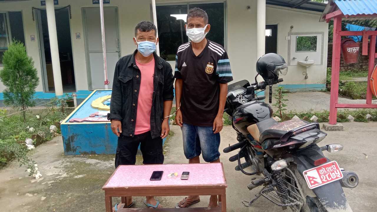 हेरोइनसहित कानेपोखरीबाट २ जना पक्राउ