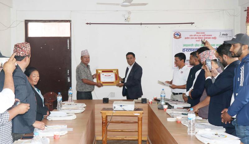 धनकुटा नगरपालिका र चौबिसे गाउँपालिकालाई आप्रवासी स्रोत केन्द्र हस्तान्तरण