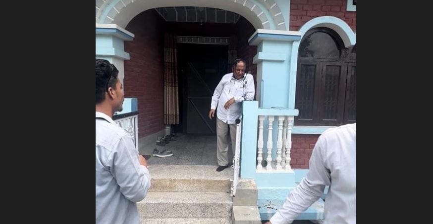 सेवा आयोगका अध्यक्षलाई विद्यार्थीले दले कालो मोसो