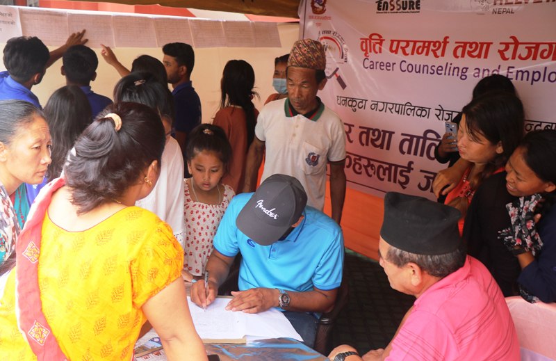 धनकुटामा रोजगार मेलाः बेरोजगार र रोजगारदाताको एकैठाउँमा जमघट
