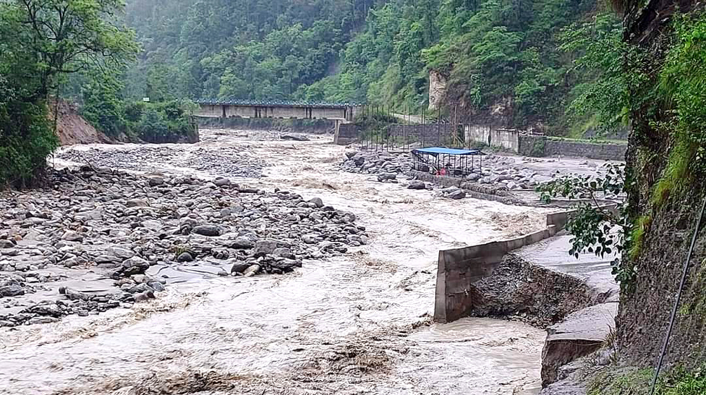 अविरल बर्षाका कारण प्रदेशका विभिन्न स्थानमा बाटो अवरुद्ध