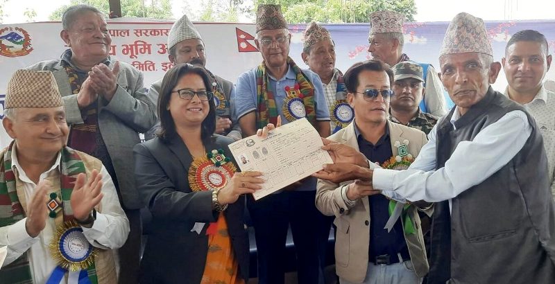 चुलाचुलीका २३ परिवारलाई जग्गाको लालपुर्जा