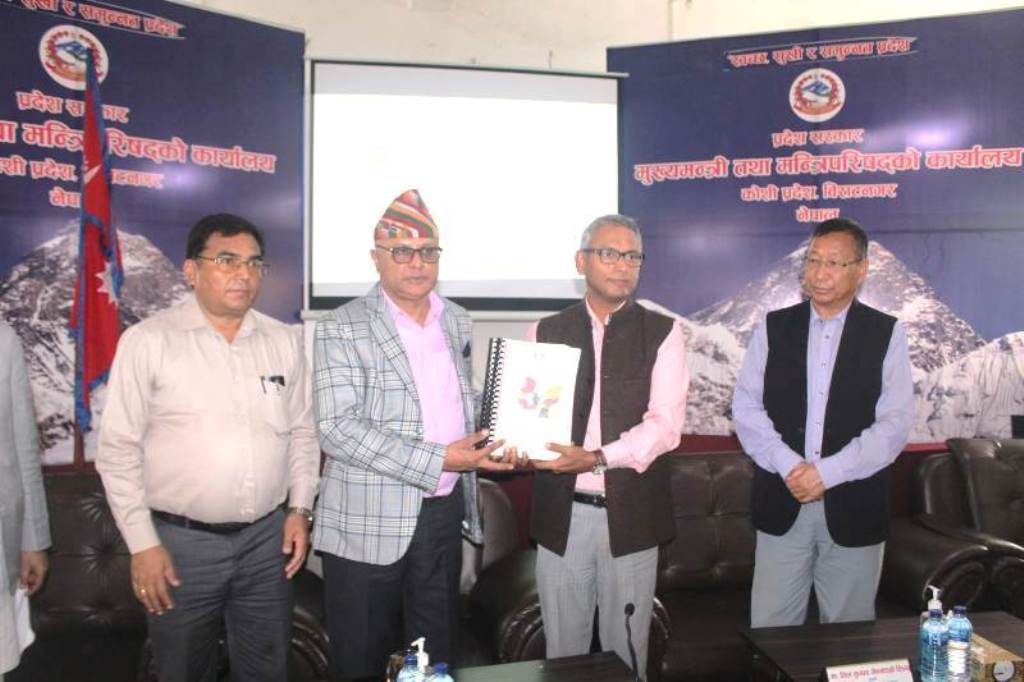 मुख्यमन्त्री कार्कीलाई बुझाइयो प्रशासन सुधार प्रतिवेदन