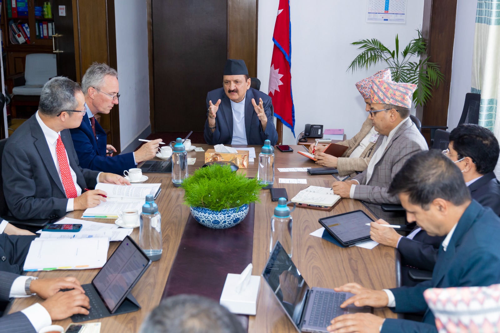 विश्व बैंक दक्षिण एशिया क्षेत्रका उपाध्यक्ष मार्टिन रेजरसँग अर्थमन्त्रीबीच भेटवार्ता