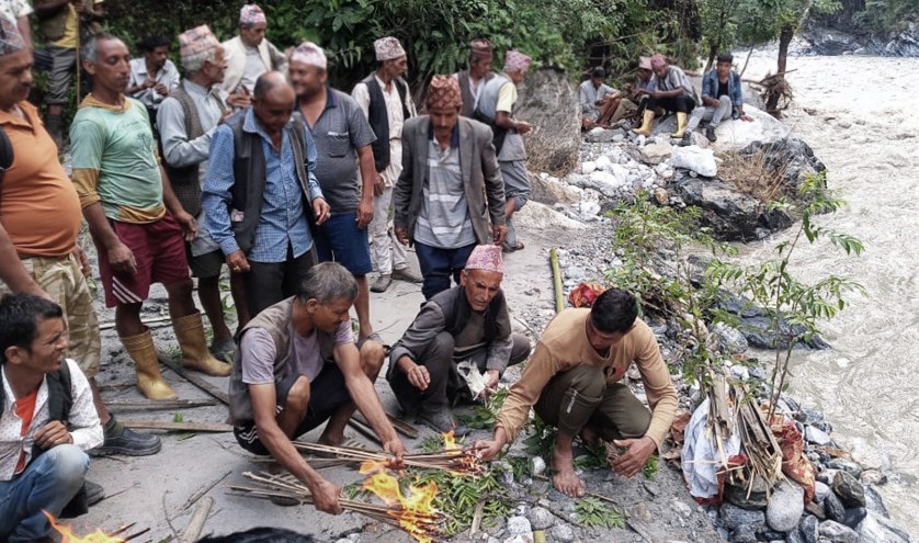 भेटिएनन् बाढीपहिरोमा हराएकाहरु, कुशको शव बनाएर अन्तिम संस्कार