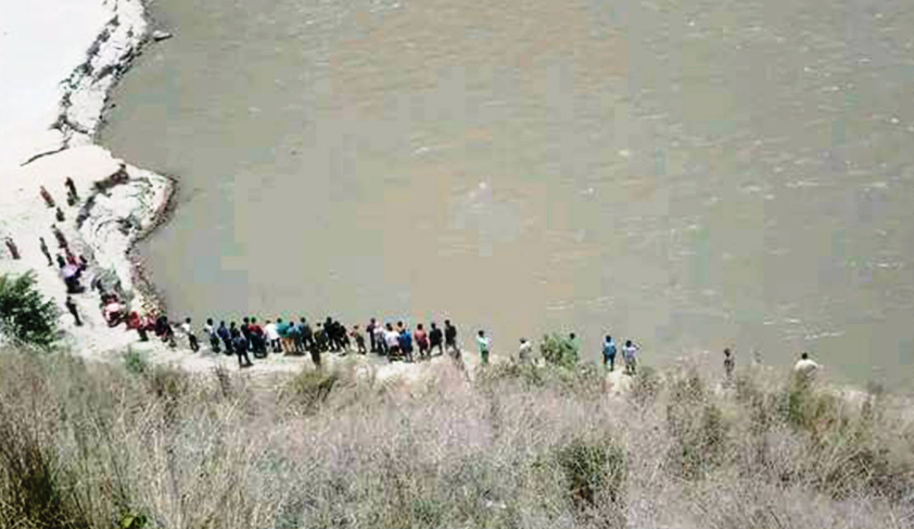 सुनकोशीमा सीटीईभीटीको गाडी खस्दा २ निर्देशकसहित ३ जना बेपत्ता