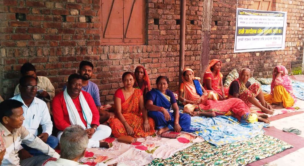 हुलाकी राजमार्ग बनाउन माग गर्दै जनप्रतिनिधिहरु भोक हड्तालमा