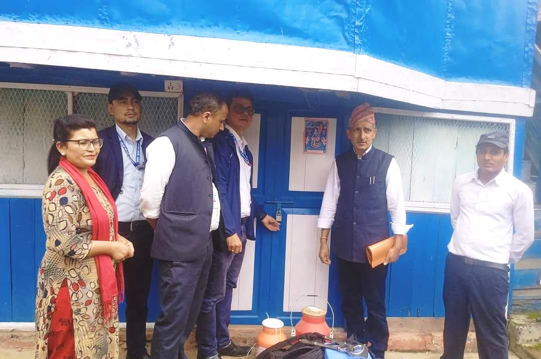 अनुमतिबिना मल गोदाम गरेको भन्दै सिलबन्दी