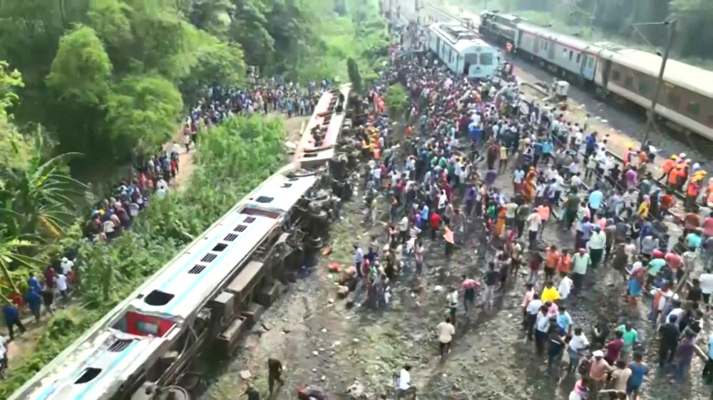 भारतको ओडिसामा भएको रेल दुर्घटनामा मृत्यु हुनेको संख्या झण्डै ३ सय