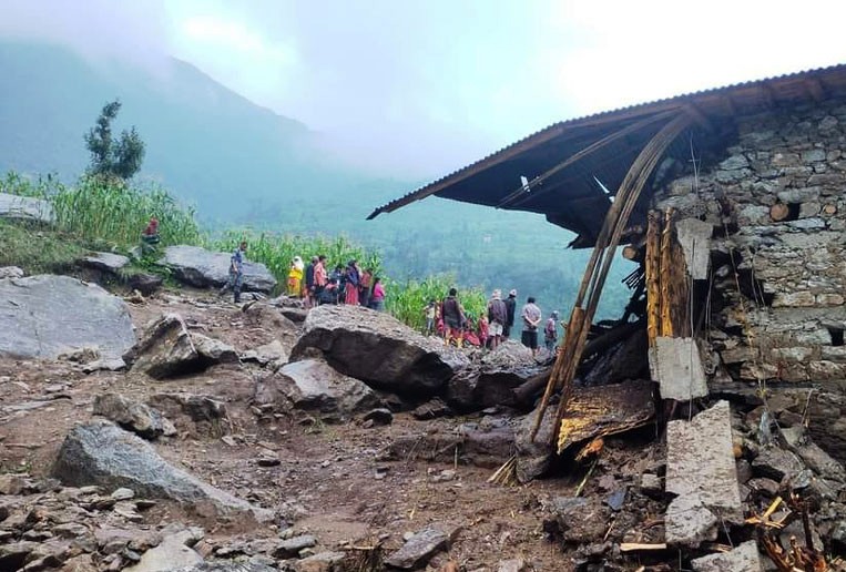 पहिरोमा परी आमाबुबाको मृत्यु, छोराछोरी बेपत्ता