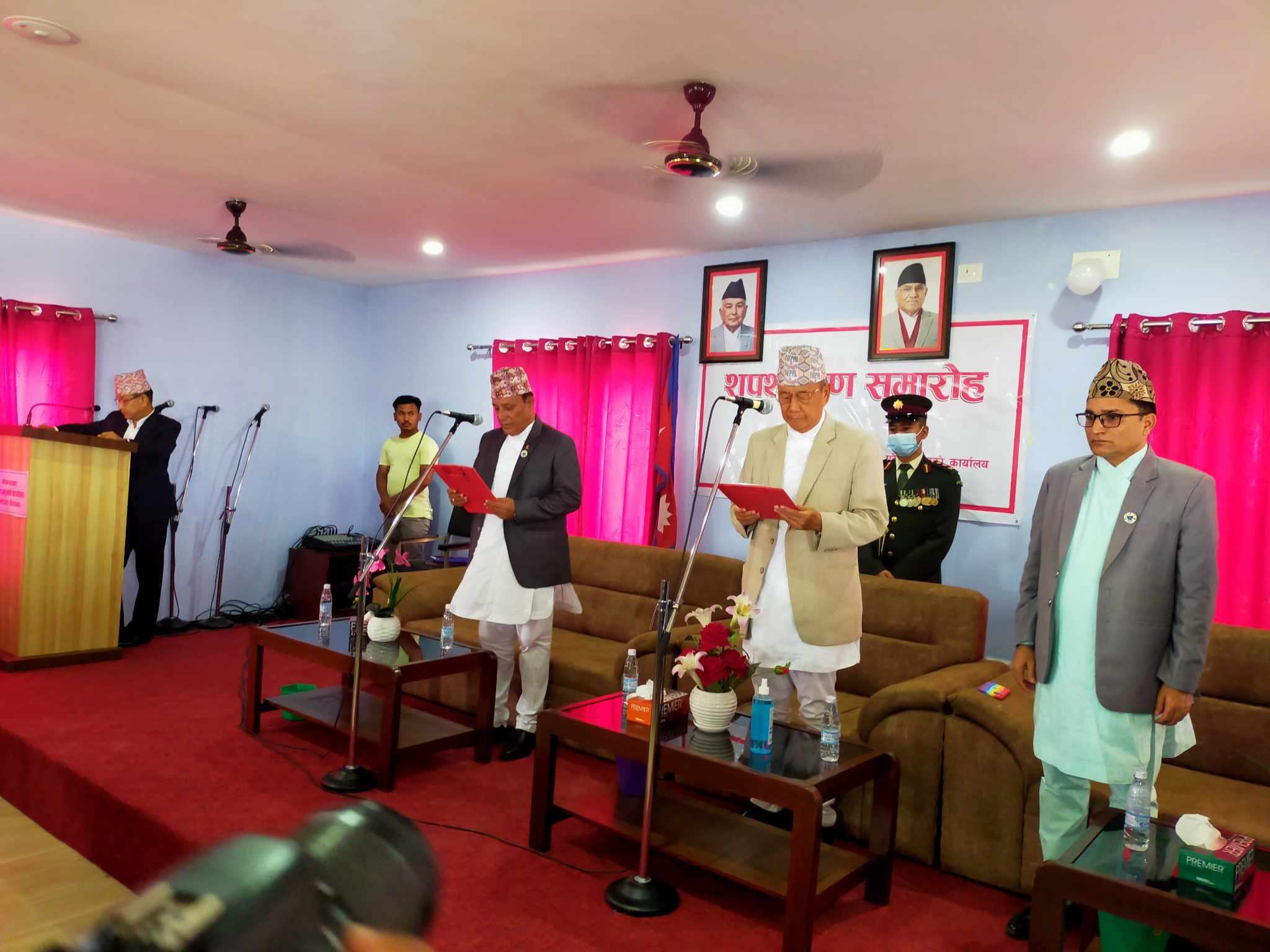 मुख्यमन्त्री थापा र दुईजना मन्त्रीले लिए शपथ