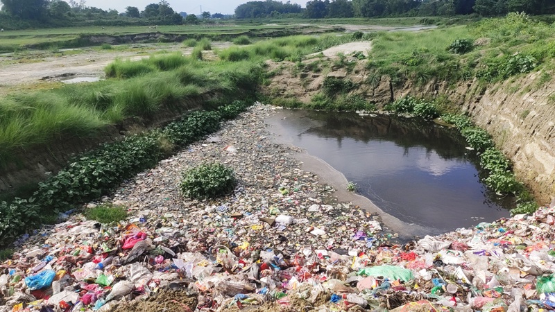 फोहोरको दुर्गन्धले स्थानीय हैरान, दैनिक ४८ टन फोहोर खोलामा