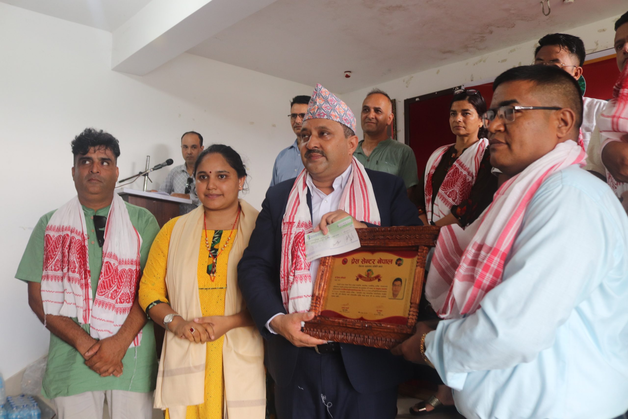 पत्रकार अधिकारीलाई डी. कौडिन्य स्मृति पत्रकारिता पुरस्कार