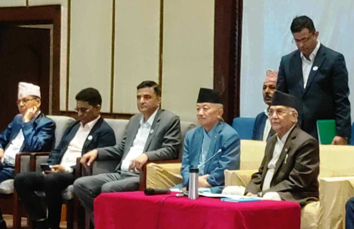 सत्ताधारी दलले देश लुटिरहेको ओलीको आरोप