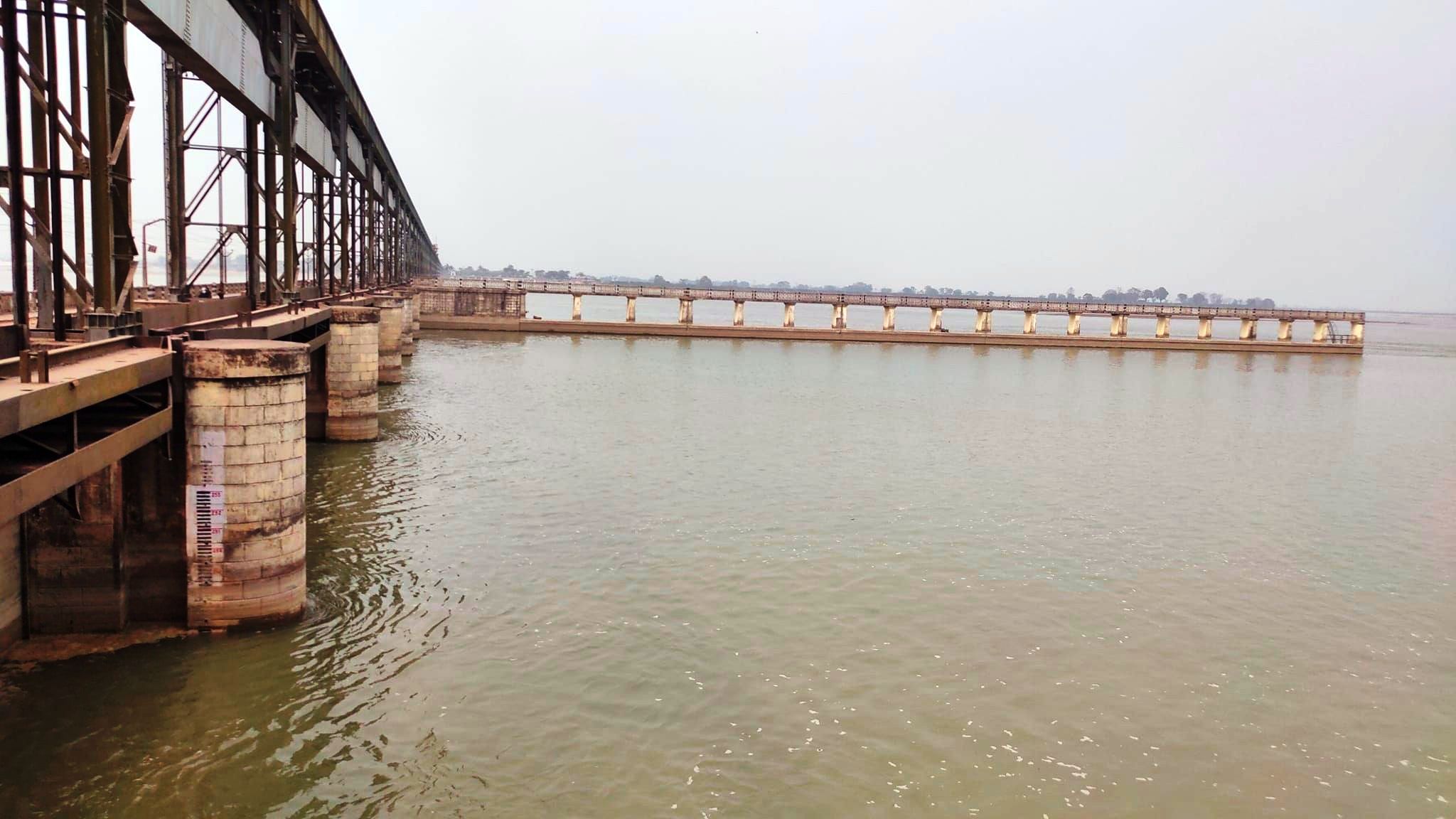 बससँग ठोक्किएर कोशी ब्यारेजबाट खसेको ट्रकलाई सप्तकोशीले बगायो