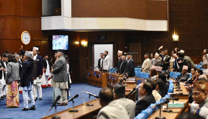प्रधानमन्त्रीको राजीनामा माग्दै प्रतिनिधिसभा बैठक अवरुद्ध