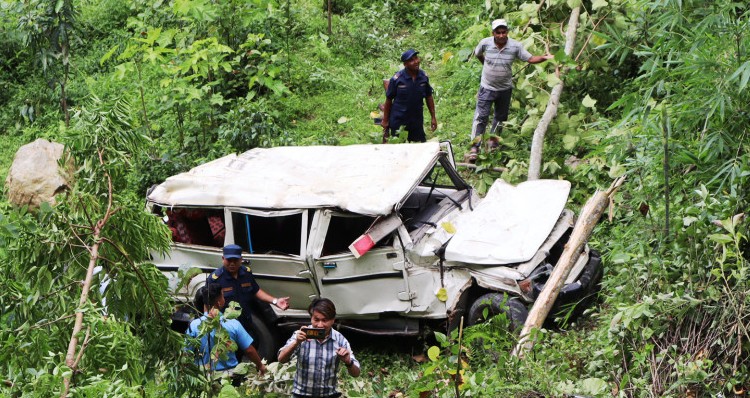 जिप दुर्घटना हुँदा १ जनाको मृत्यु, १३ घाइते