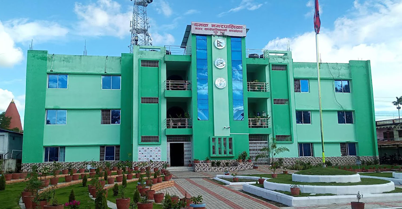 प्रशासकीय अधिकृत निरौलाको हर्कतप्रति दमक नगरपालिकाको ध्यानाकर्षण