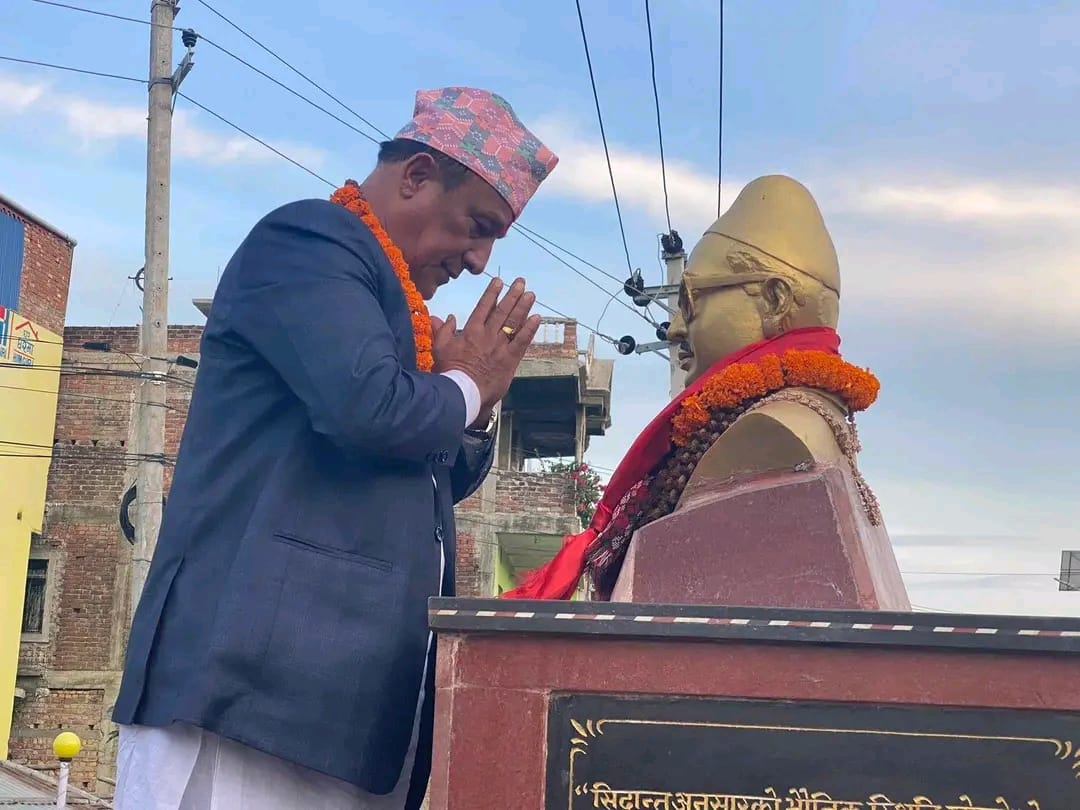 मुख्यमन्त्री थापाद्वारा कृष्णप्रसाद कोइराला र पुष्पलालको सालिकमा माल्यार्पण