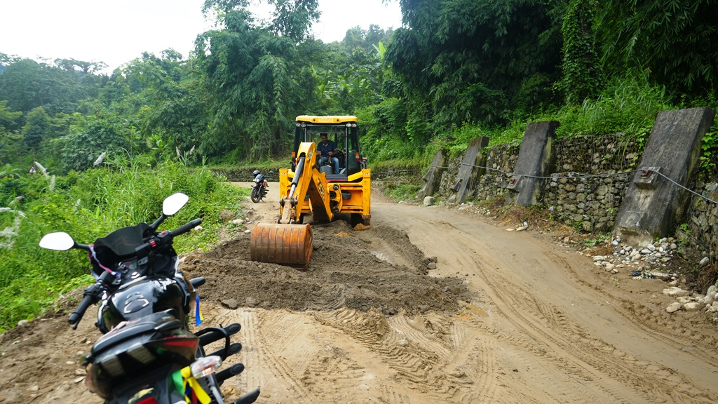 इलाम नगरपालिकाले सुरु गर्यो मेची राजमार्ग मर्मत