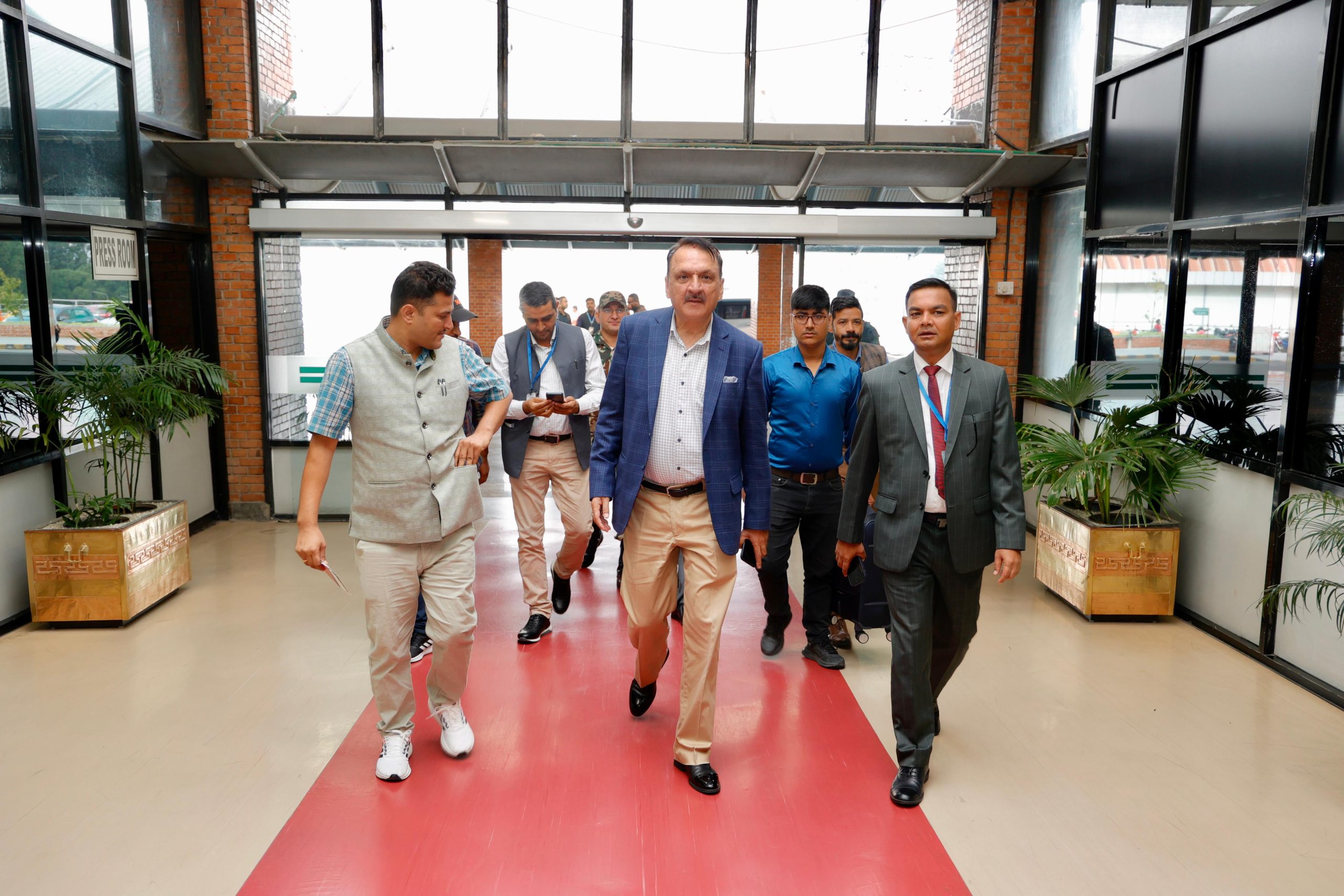 एआइआइबीको बैठकमा सहभागी हुन अर्थमन्त्री डा. महत इजिप्ट प्रस्थान