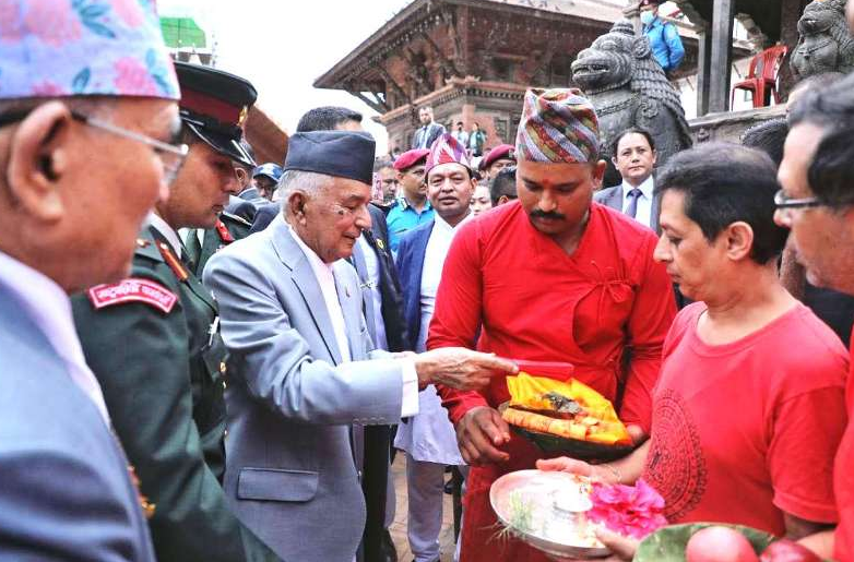राष्ट्रपति पौडेलद्वारा कृष्ण मन्दिरमा पूजाअर्चना