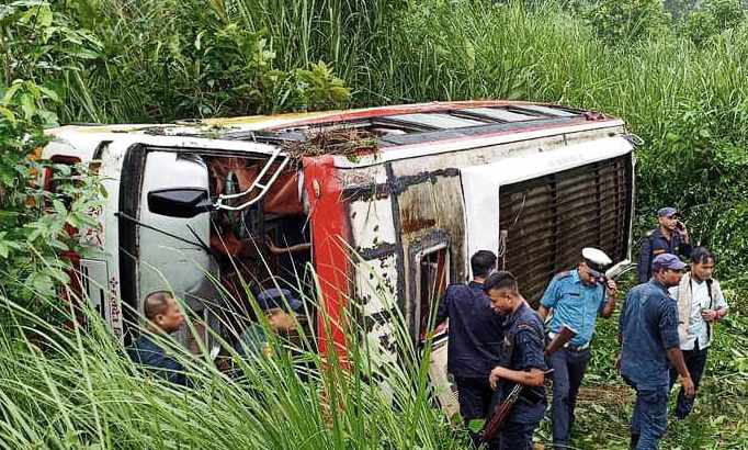 बस दुर्घटनामा एकको मृत्यु, १५ घाइते