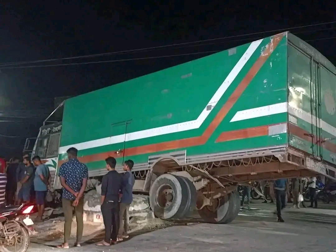 बरगाछीमा ट्रक दुर्घटना हुदा सिमेन्टको प्रतिमा पुर्णरुपमा क्षति