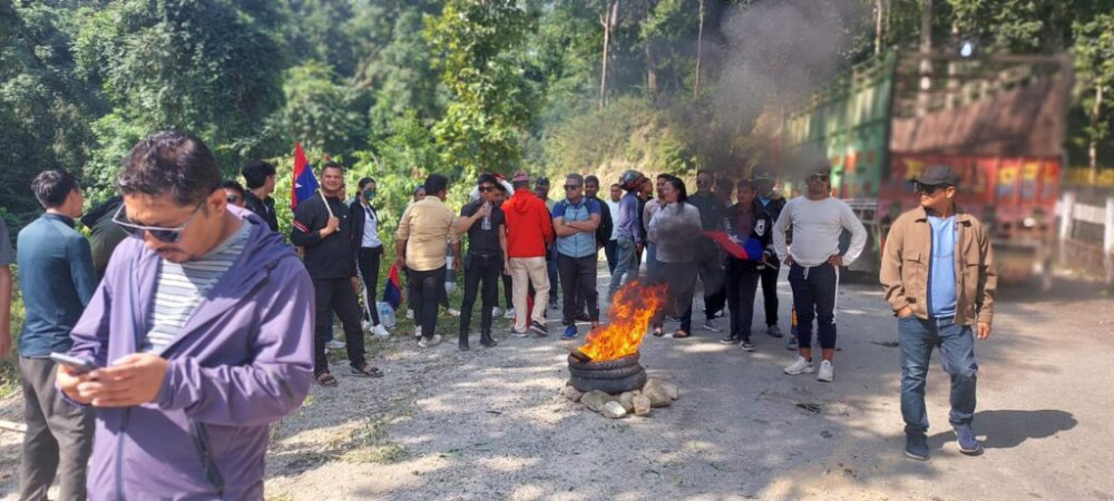 बीएण्डसी सञ्चालक प्रसाई विरुद्ध युवासंघ उभियो , सडकमै टायर बालेर प्रर्दशन