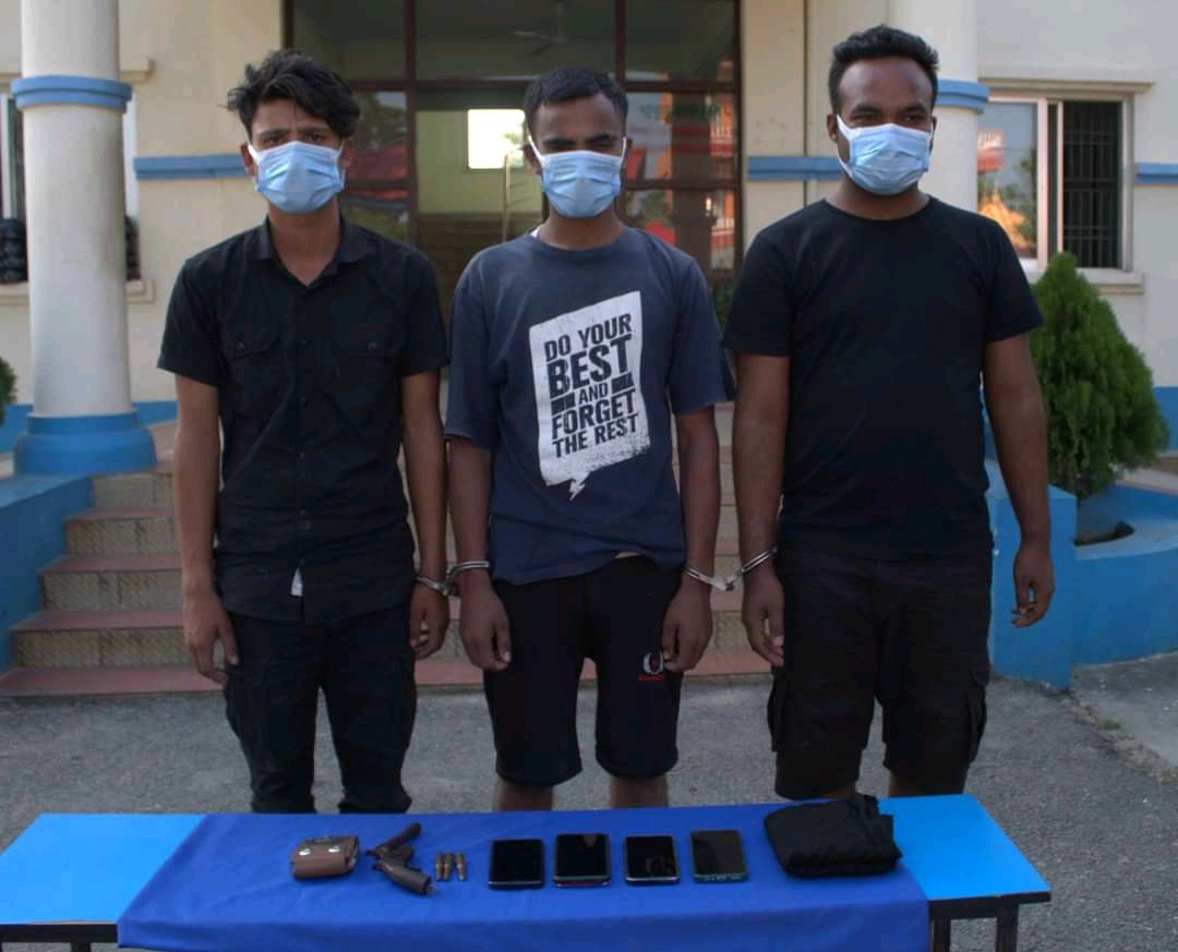 कटुवा पेस्तोल सहित ३ जना पक्राउ