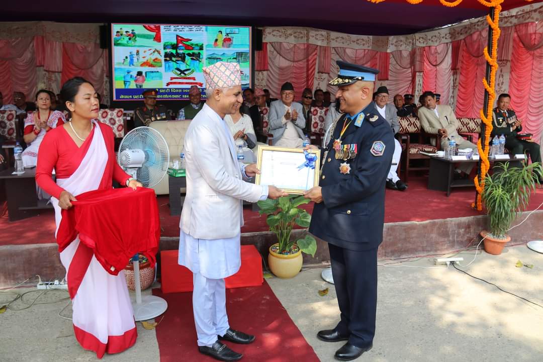 उत्कृष्ट कार्यालय व्यवस्थापन बिद्यामा कोशी प्रदेश प्रहरी प्रमुख सम्मानित