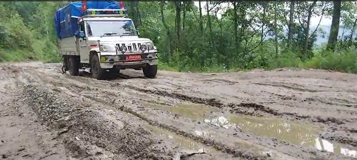 कच्चीमा परिणत बन्दै नेपालटार–मंगलबारे पक्की सडक, सास्ती व्यहोर्दै स्थानीय