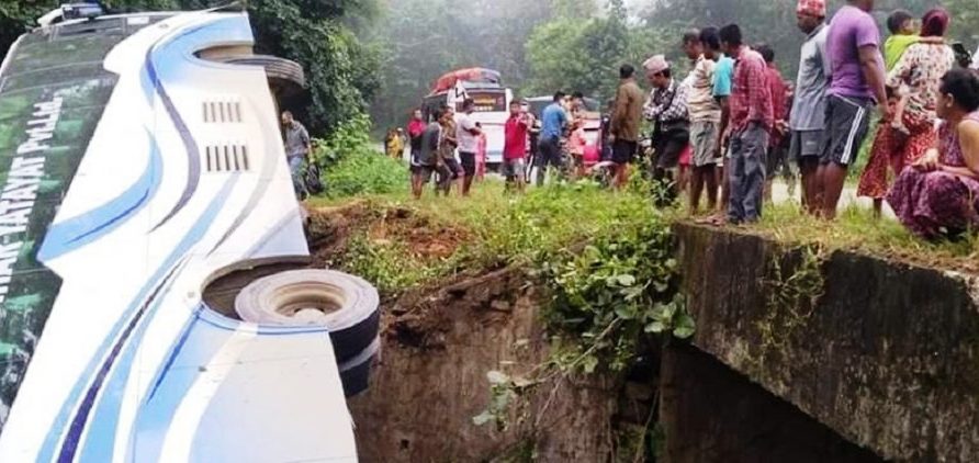 मिर्चैमामा बस दुर्घटना, दुईजनाको मृत्यु