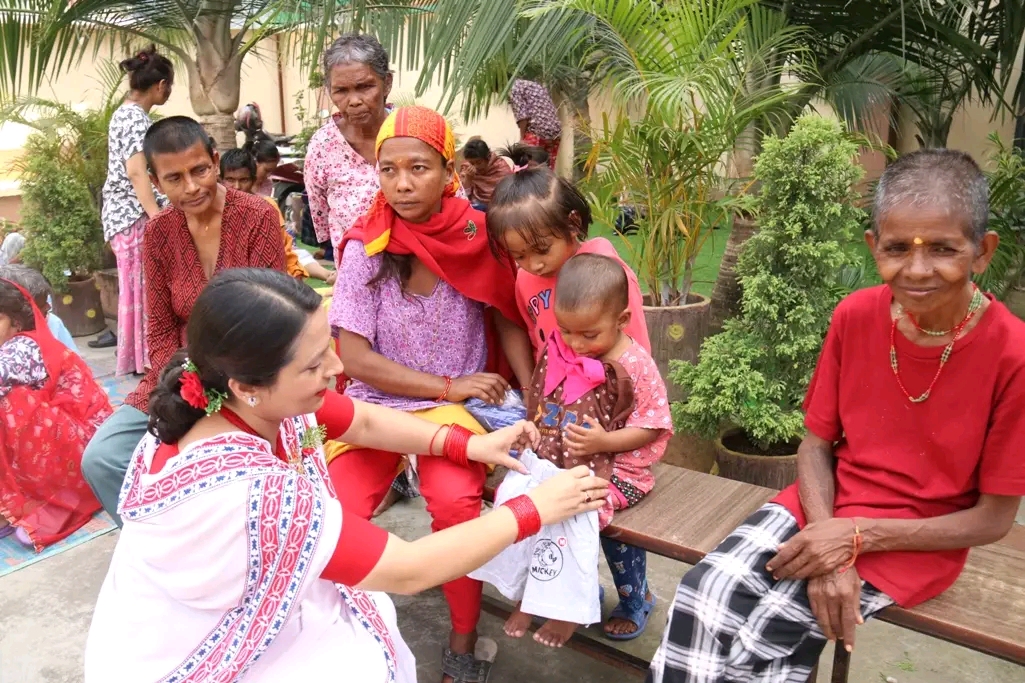 विराटनगरको मानवसेवा आश्रममा कपडा वितरण