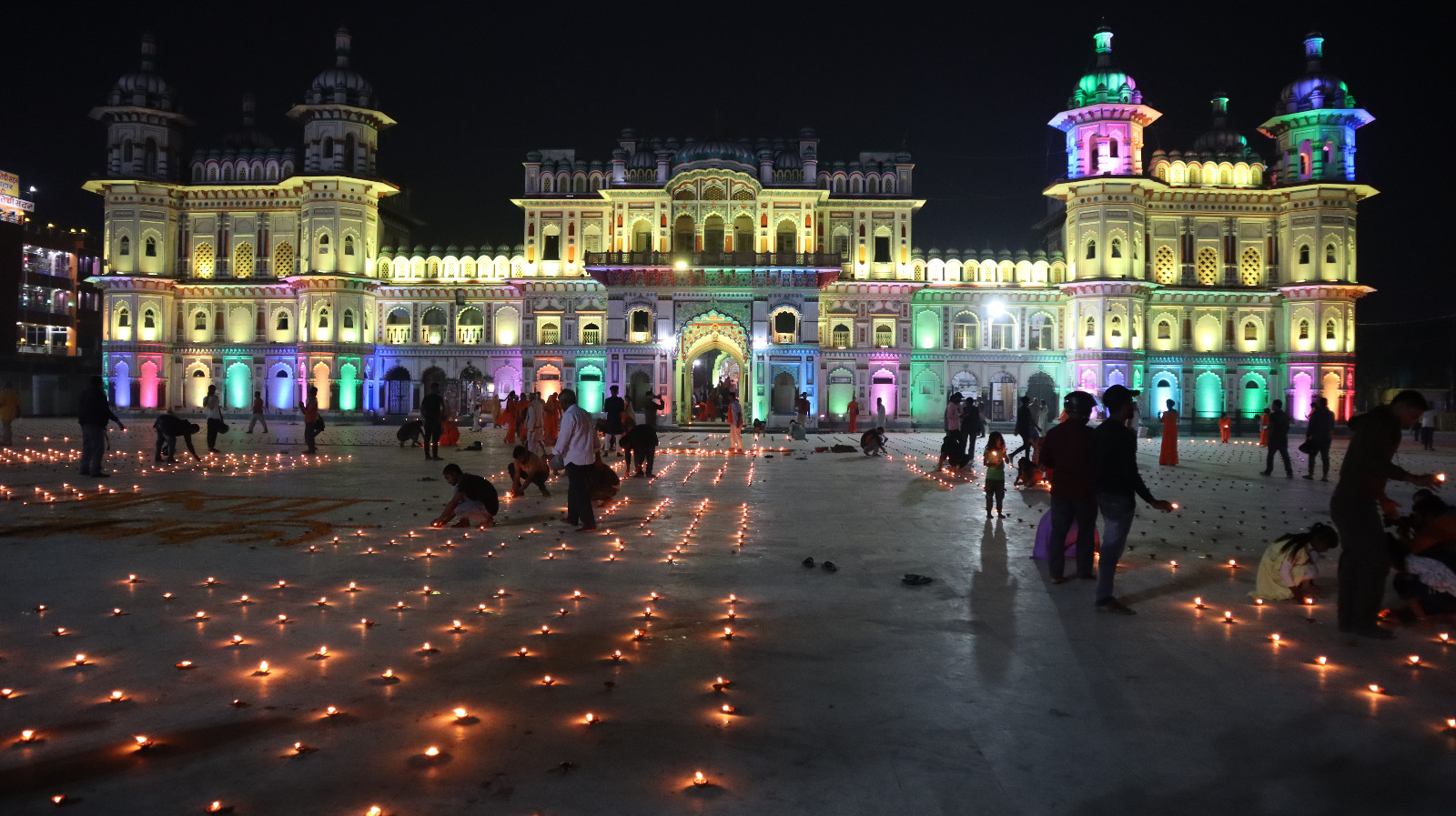 लक्ष्मीपूजाको साँझ जानकी मन्दिरमा ३५ हजार दीप प्रज्वलन