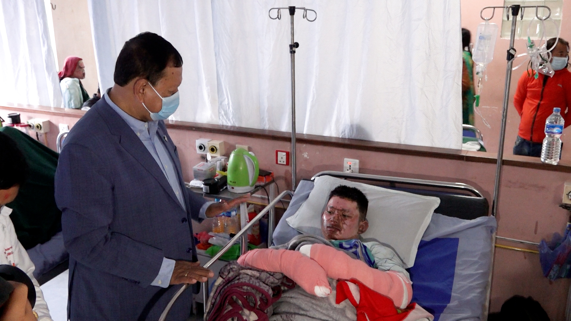 उर्लाबारीमा आगलागीमा परि घाइते भएकाको उपचारमा कुनै कमि आउन नदिने स्वास्थ्यमन्त्रिको प्रतिबद्धता