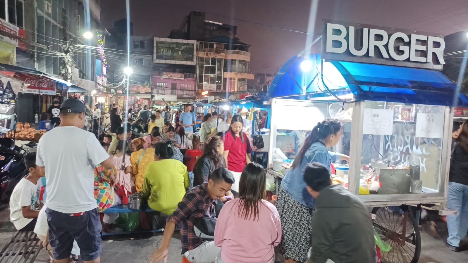 धरानको फुटपाथ ठेलामा रेष्टुरेन्टको परिकार, स्वदेशमै लाखौं आम्दानी
