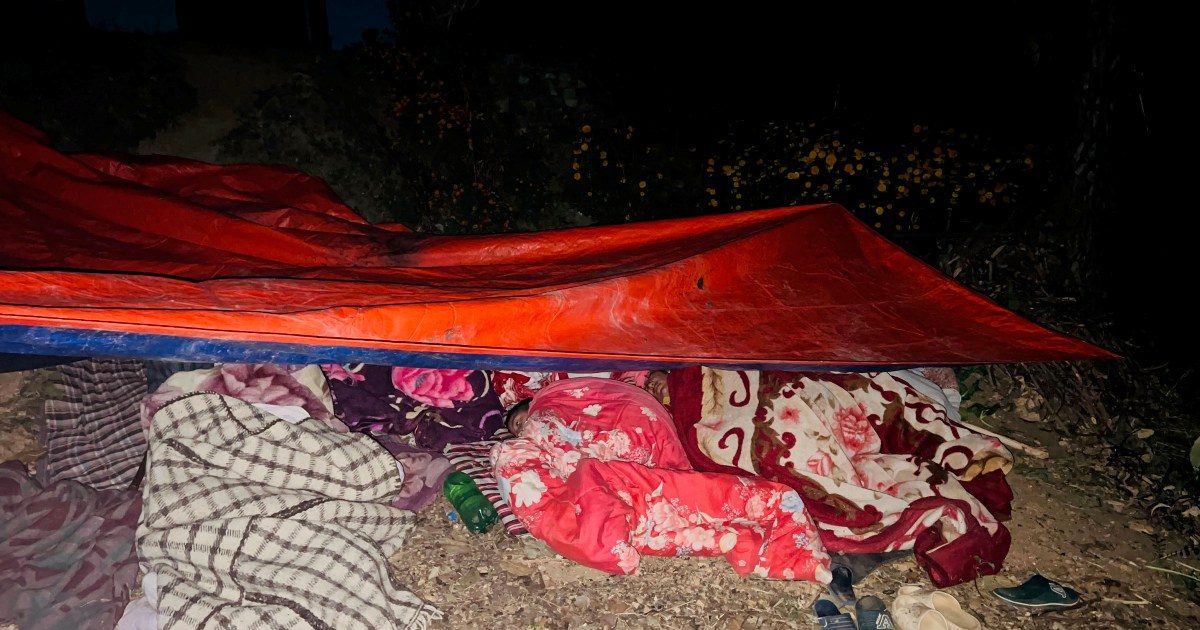 भूकम्पपछि खुला आकाश मुनि रात बिताउँदा..