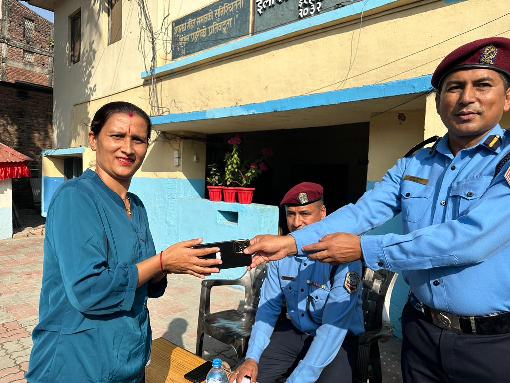  चोरी भएको १७ थान मोबाइल सम्बन्धितलाई फिर्ता