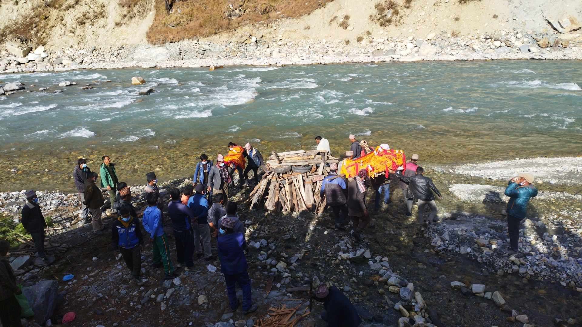 सामुहिक हत्या प्रकरण ः हत्या गरिएका आमा सहित ३ बालबालिकाको सामुहिक दाहसस्कार 