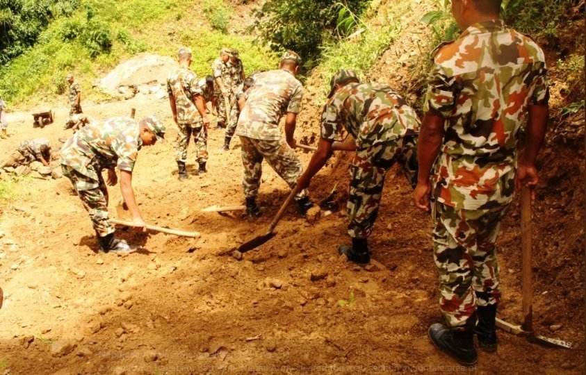 सडक मर्मतमा सहयोग पुर्याउदै सेना